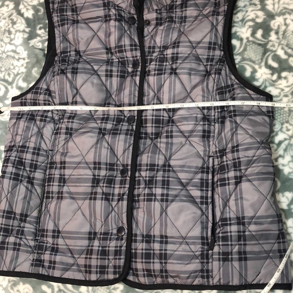 Black and Gray Plaid Quilted Vest with Snap Closure and Pockets Sz M - Picture 7 of 8